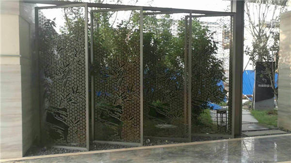 ���P����L